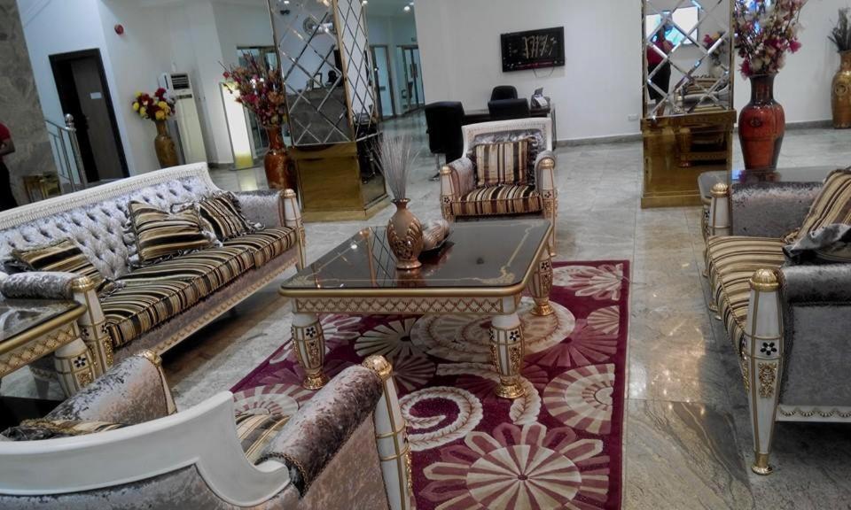 Immaculate Royal Int'L Hotel Owerri Buitenkant foto