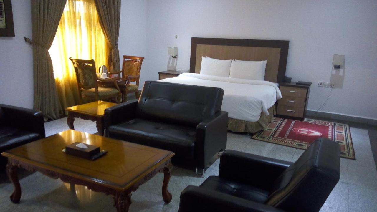 Immaculate Royal Int'L Hotel Owerri Buitenkant foto