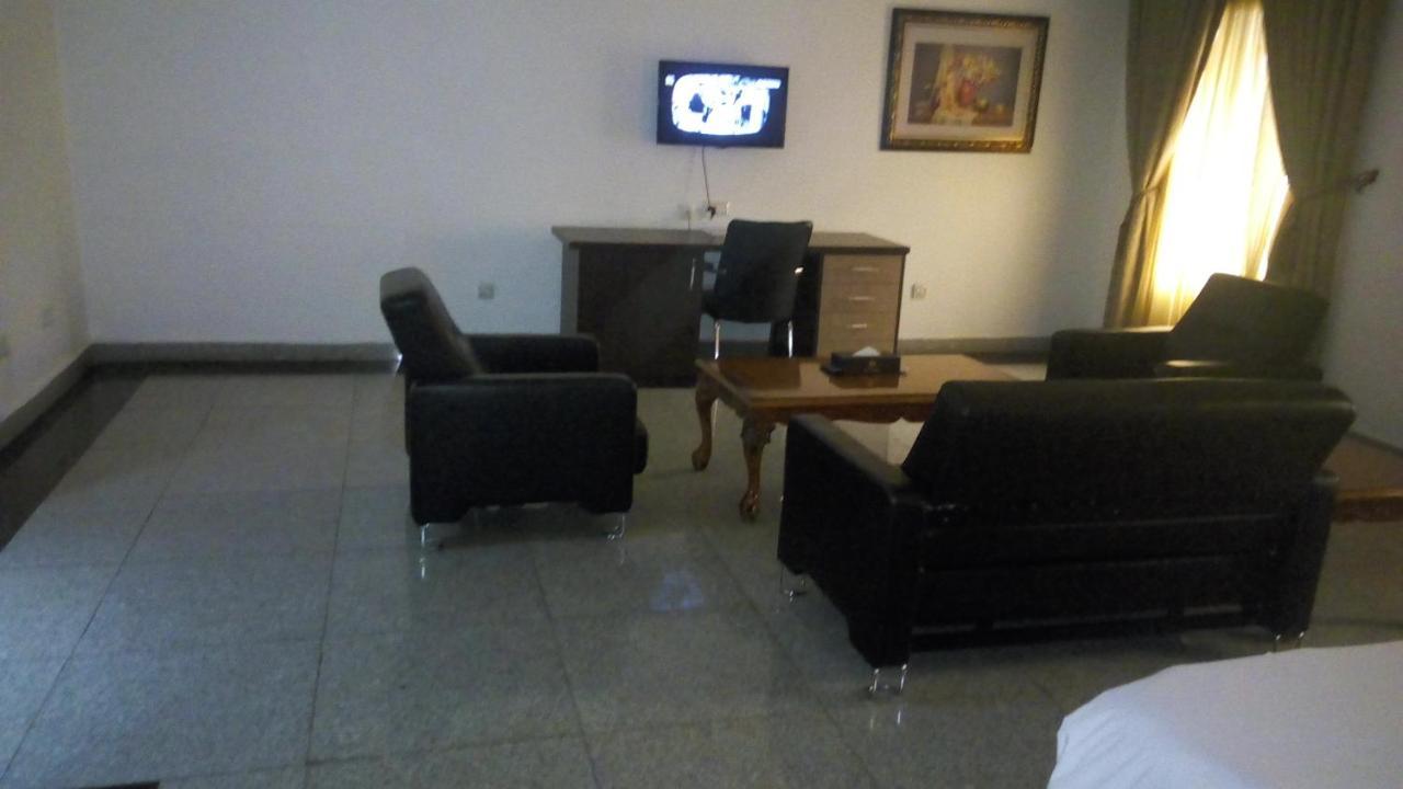 Immaculate Royal Int'L Hotel Owerri Buitenkant foto