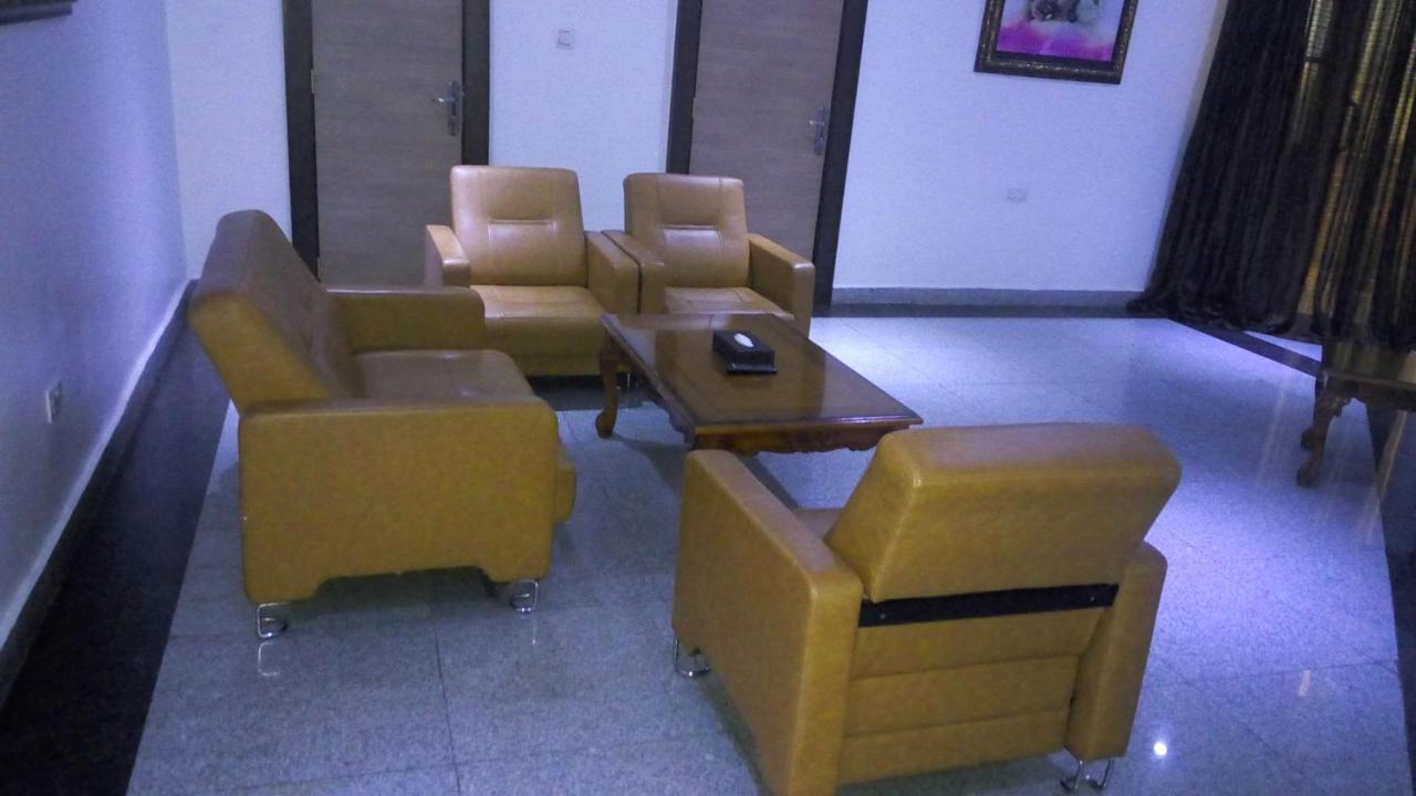 Immaculate Royal Int'L Hotel Owerri Buitenkant foto