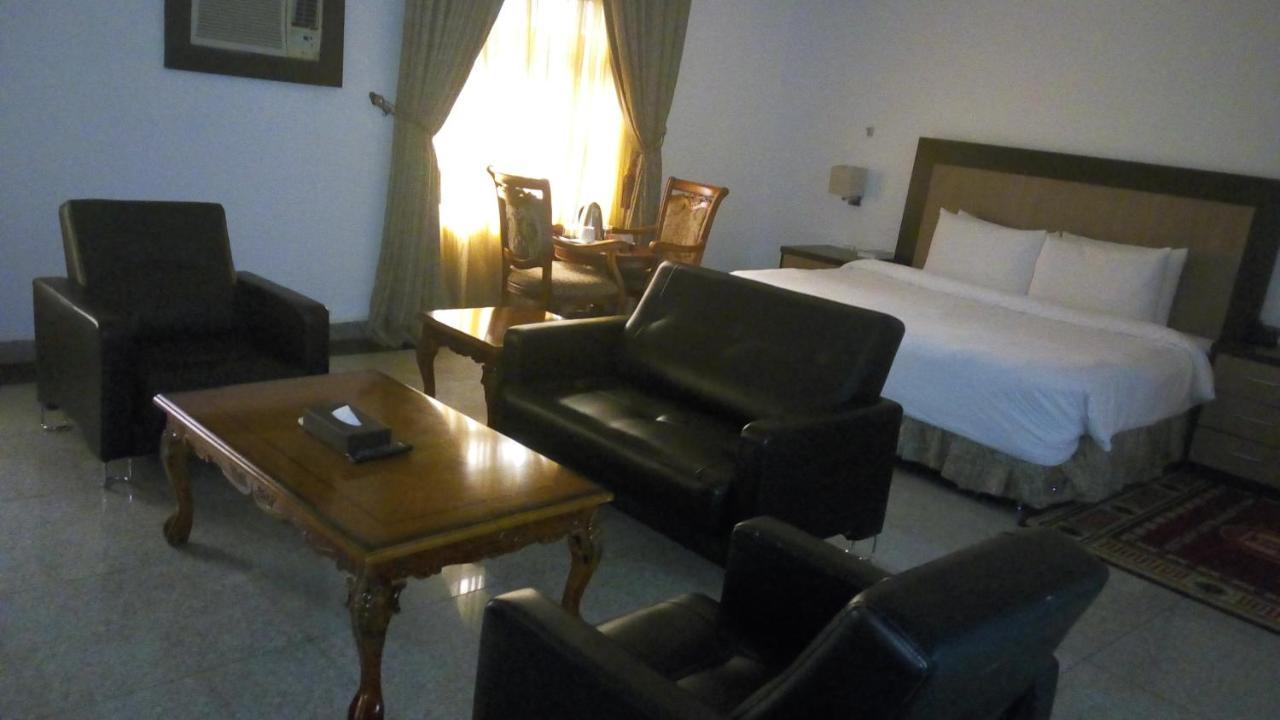 Immaculate Royal Int'L Hotel Owerri Buitenkant foto