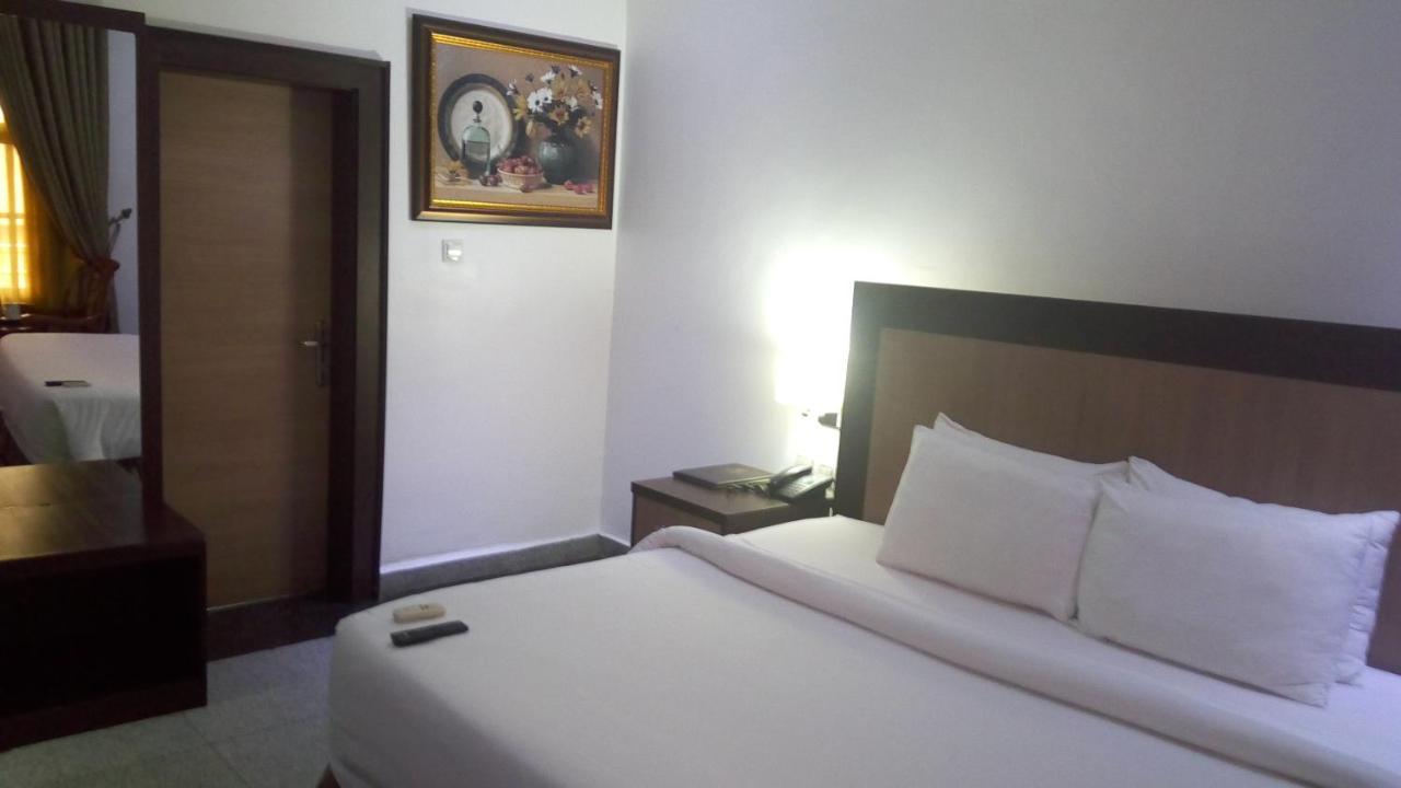 Immaculate Royal Int'L Hotel Owerri Buitenkant foto